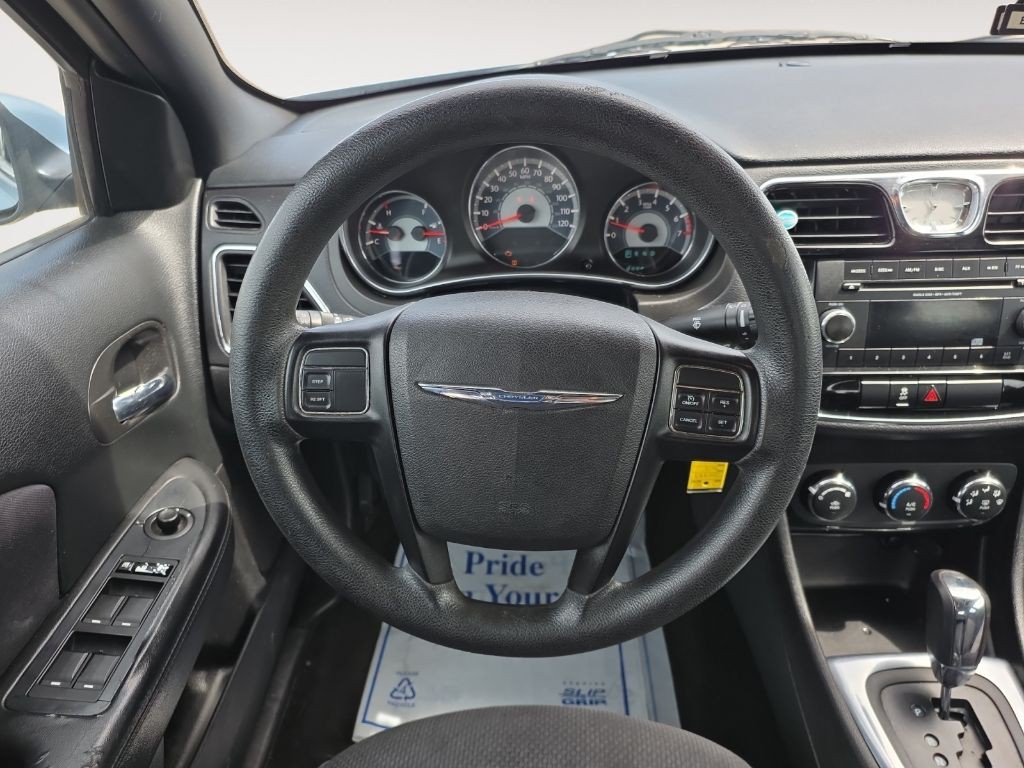 2013 Chrysler 200 Image 10