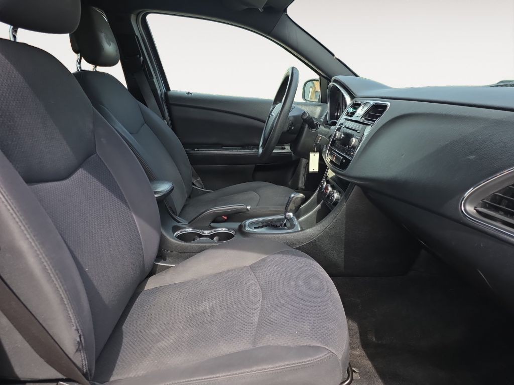 2013 Chrysler 200 Image 12