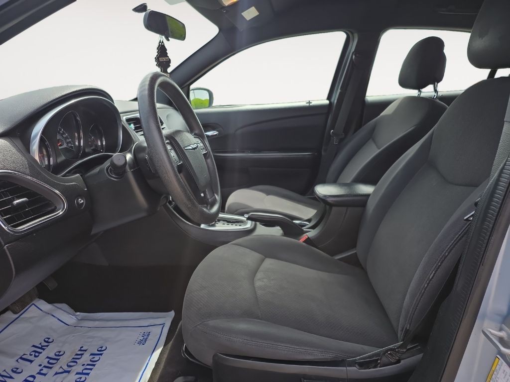 2013 Chrysler 200 Image 13