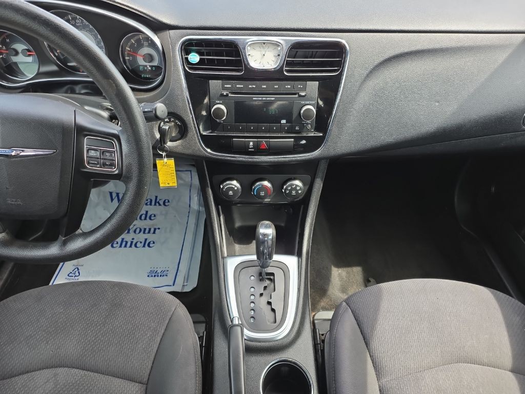 2013 Chrysler 200 Image 14
