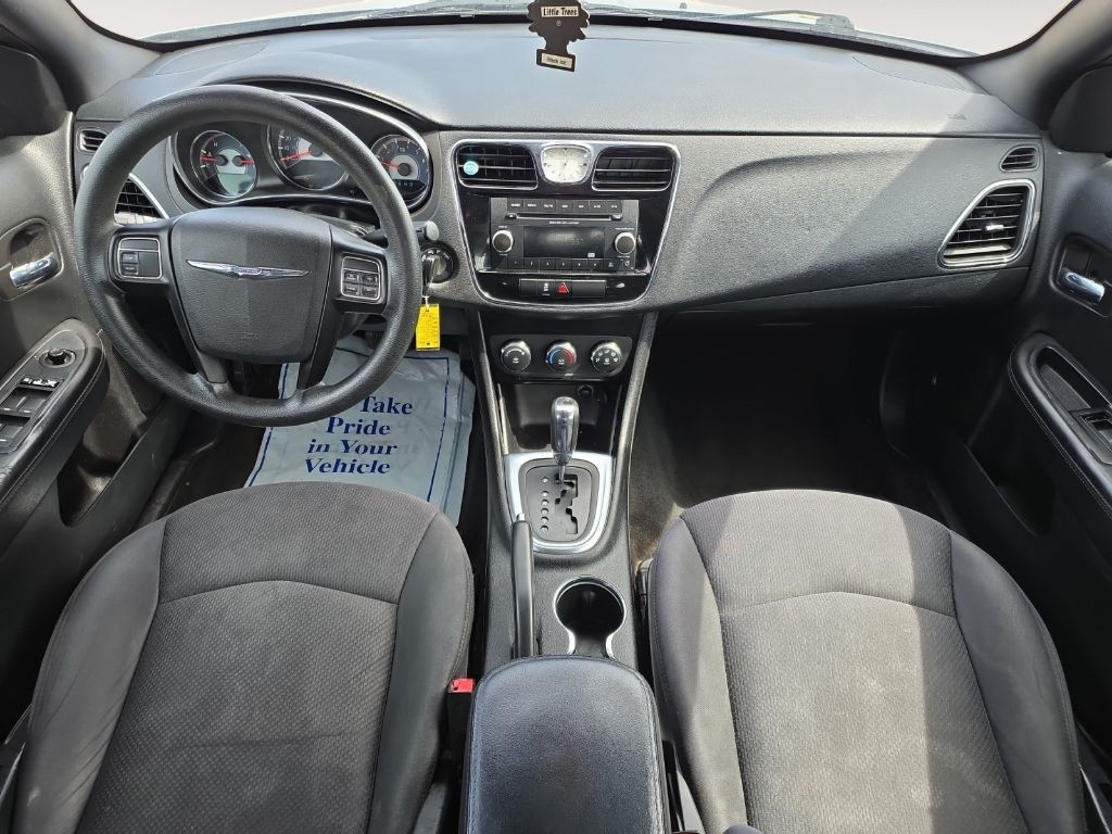 2013 Chrysler 200 Image 15