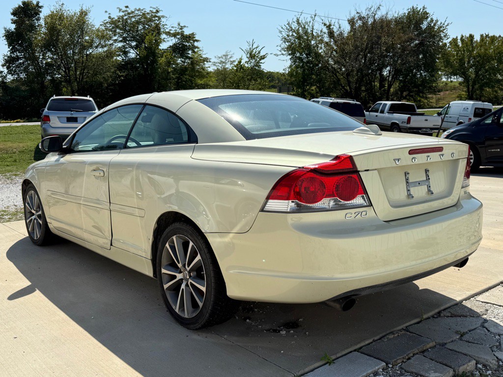 2010 Volvo C70 Image 2