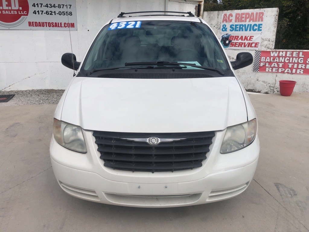 2005 Chrysler Town & Country Image 2