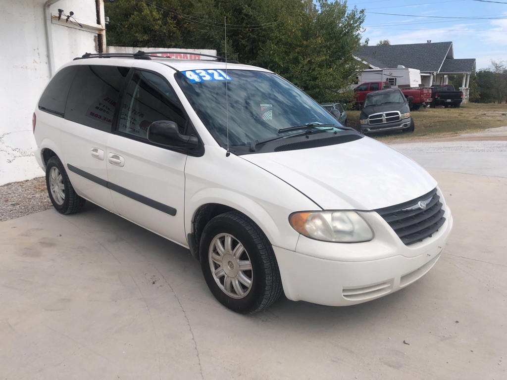 2005 Chrysler Town & Country Image 3