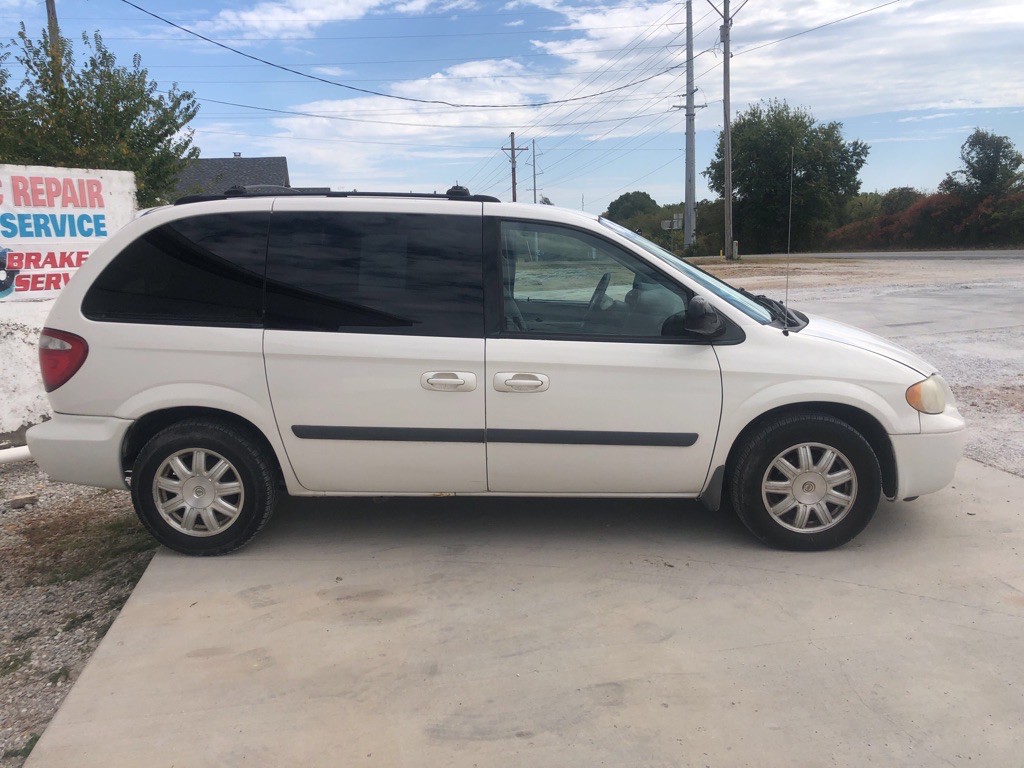 2005 Chrysler Town & Country Image 4