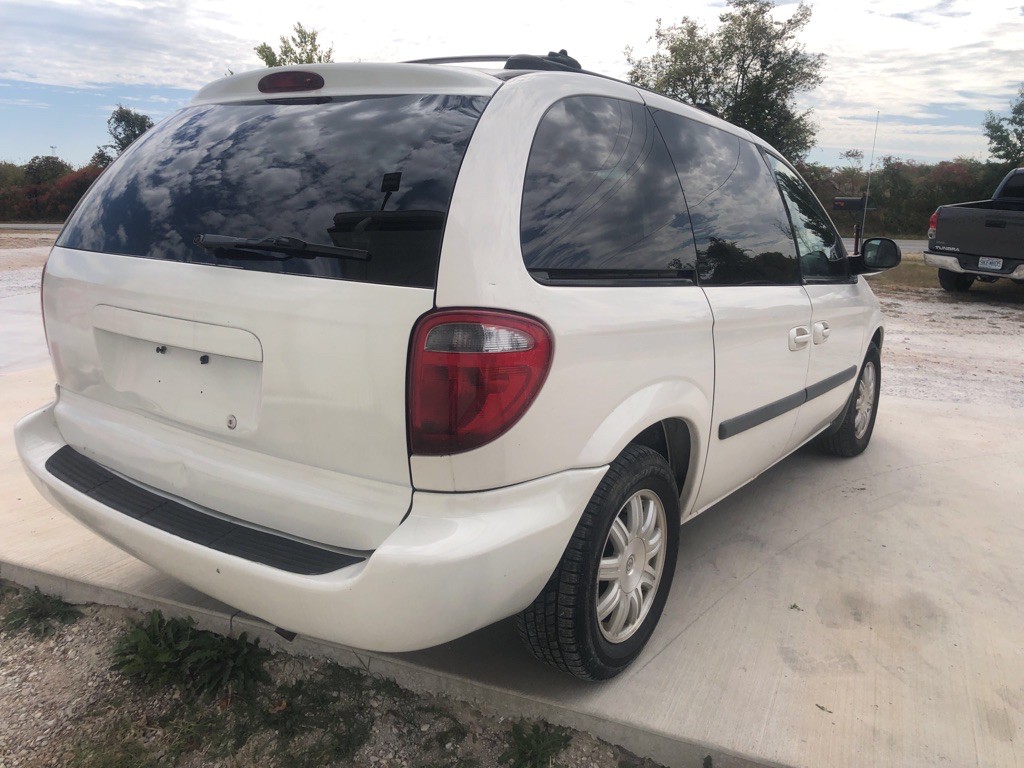 2005 Chrysler Town & Country Image 5