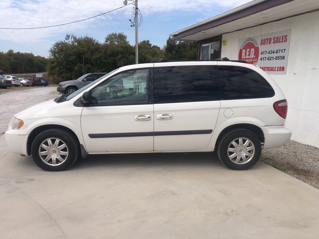 2005 Chrysler Town & Country Image 8
