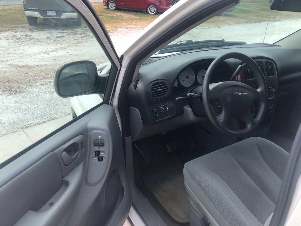 2005 Chrysler Town & Country Image 9