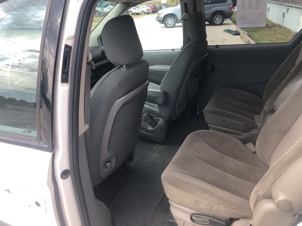 2005 Chrysler Town & Country Image 10