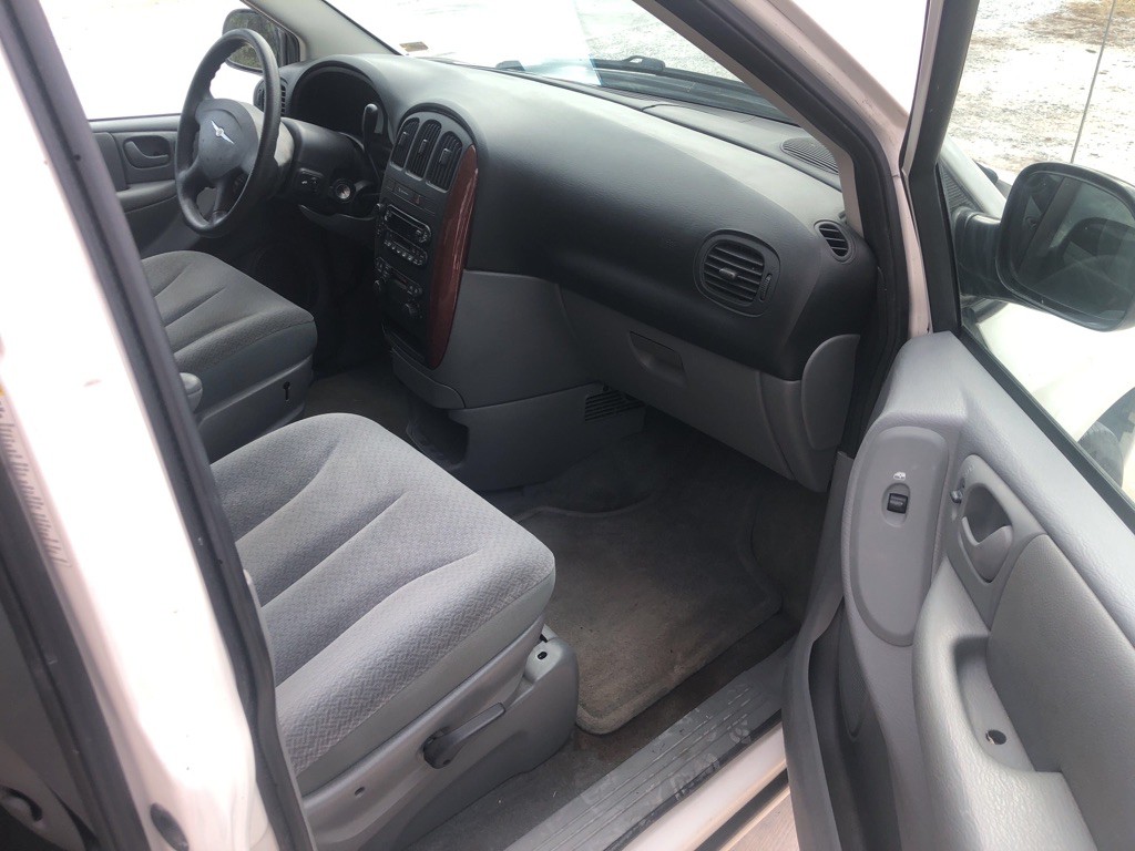 2005 Chrysler Town & Country Image 13