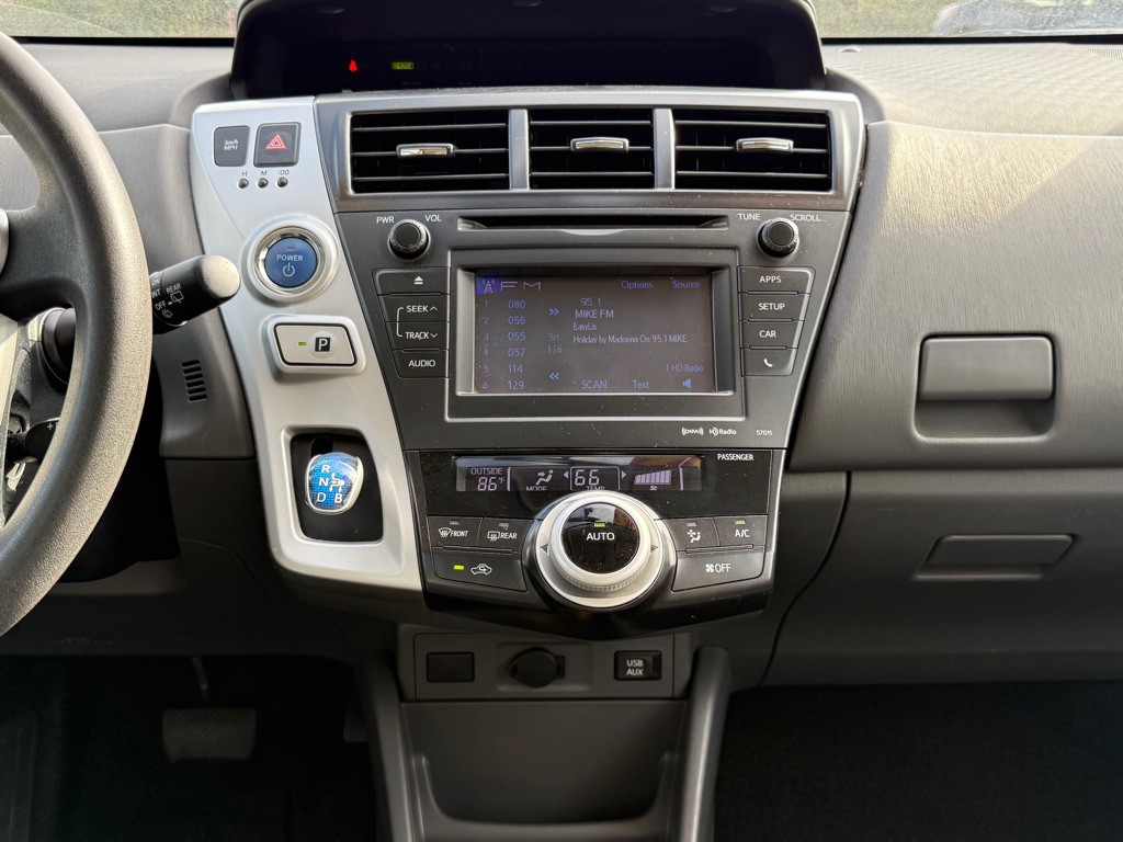 2014 Toyota Prius Image 17