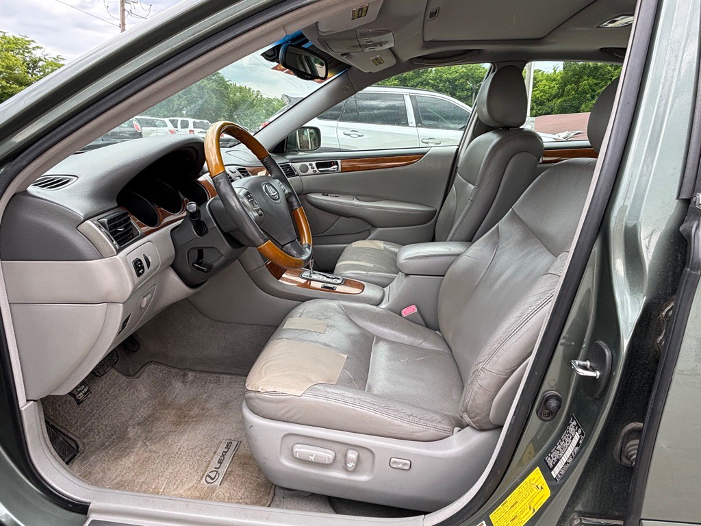 2005 Lexus ES Image 10