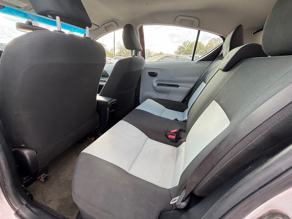 2013 Toyota Prius Image 12