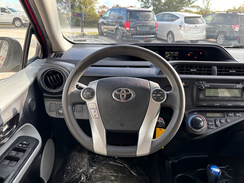 2013 Toyota Prius Image 15