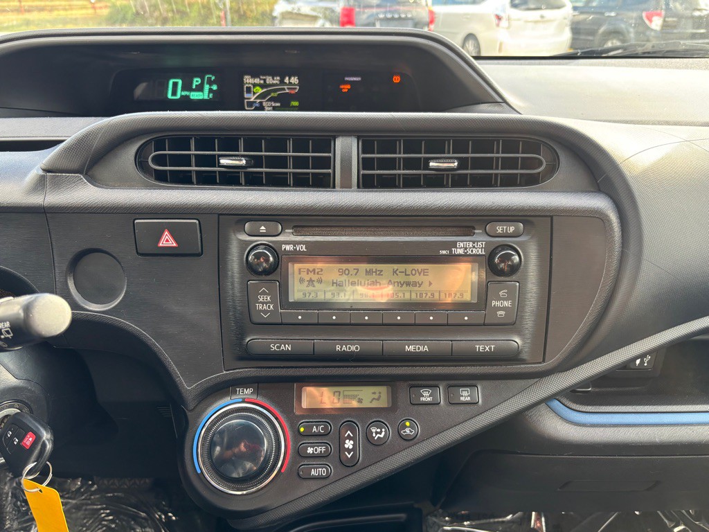 2013 Toyota Prius Image 16