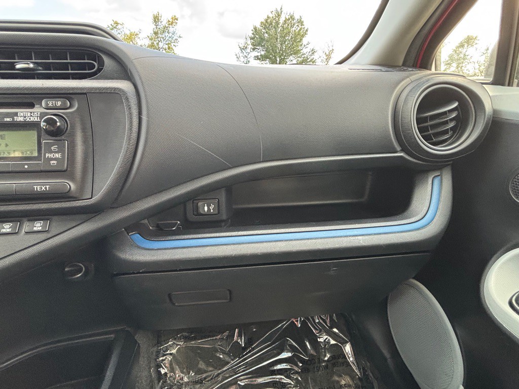 2013 Toyota Prius Image 17