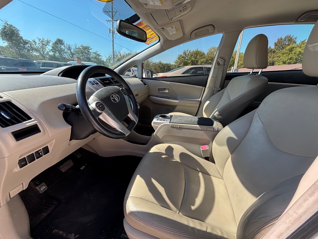 2013 Toyota Prius Image 10