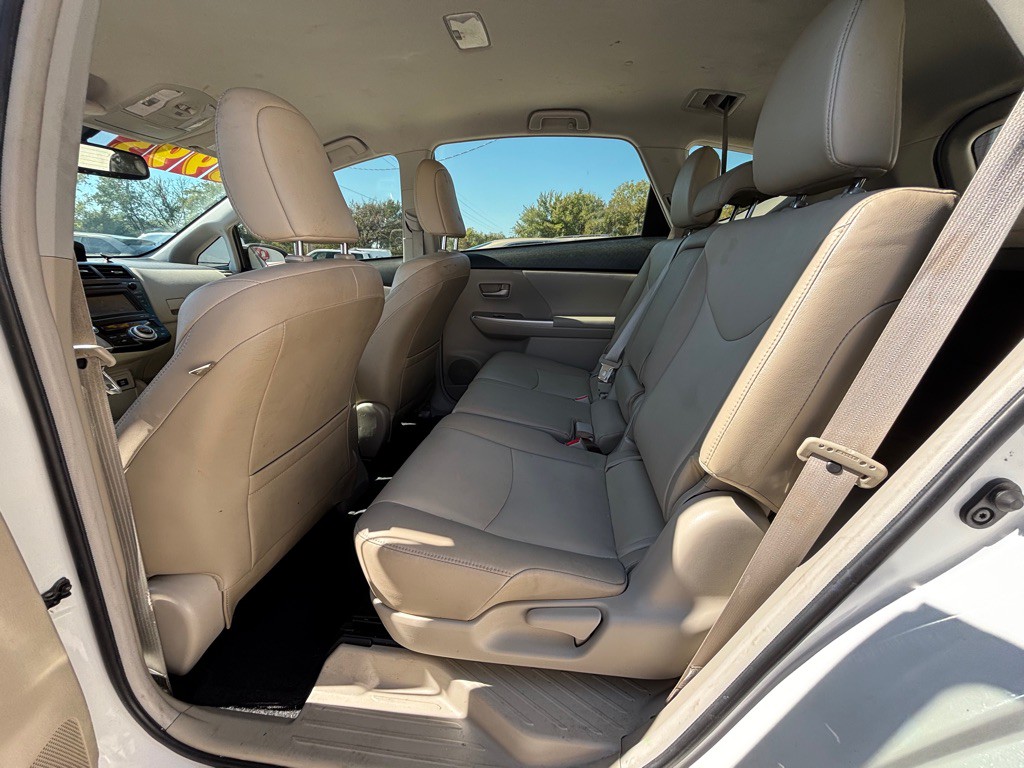 2013 Toyota Prius Image 11