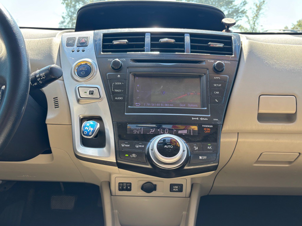 2013 Toyota Prius Image 16