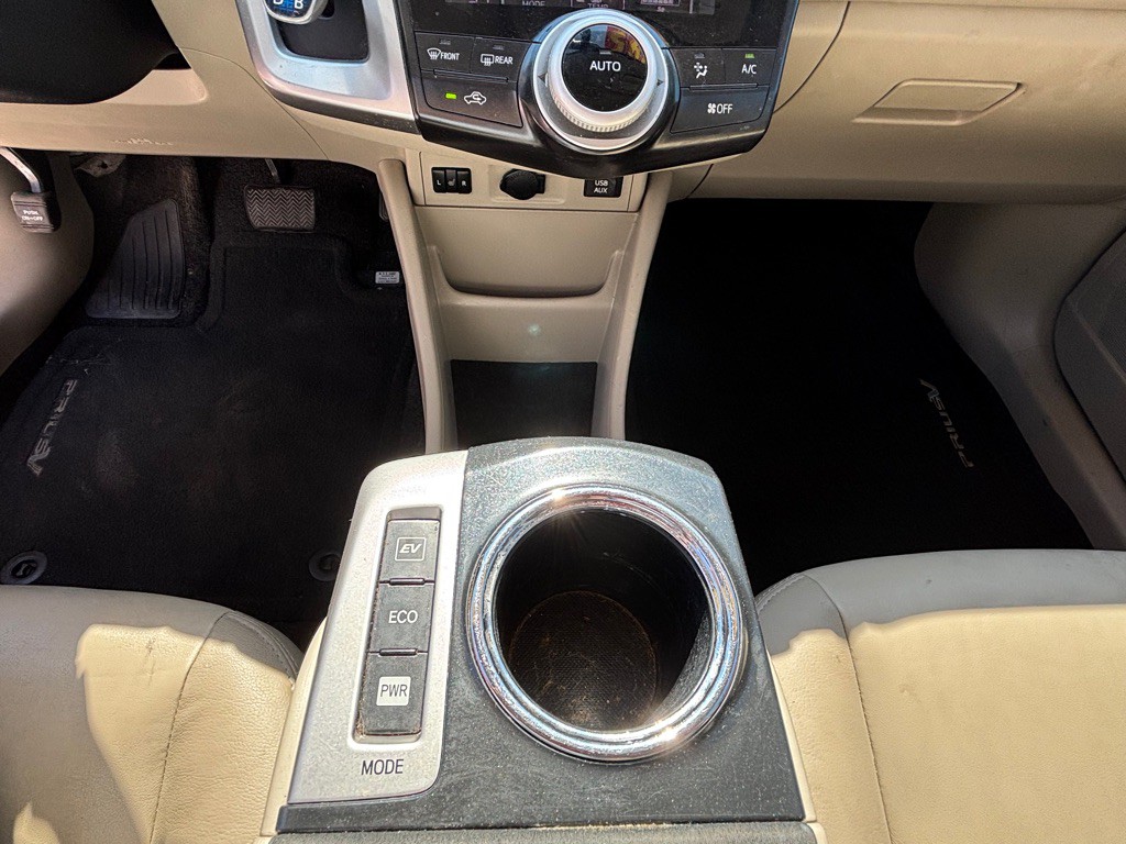 2013 Toyota Prius Image 17
