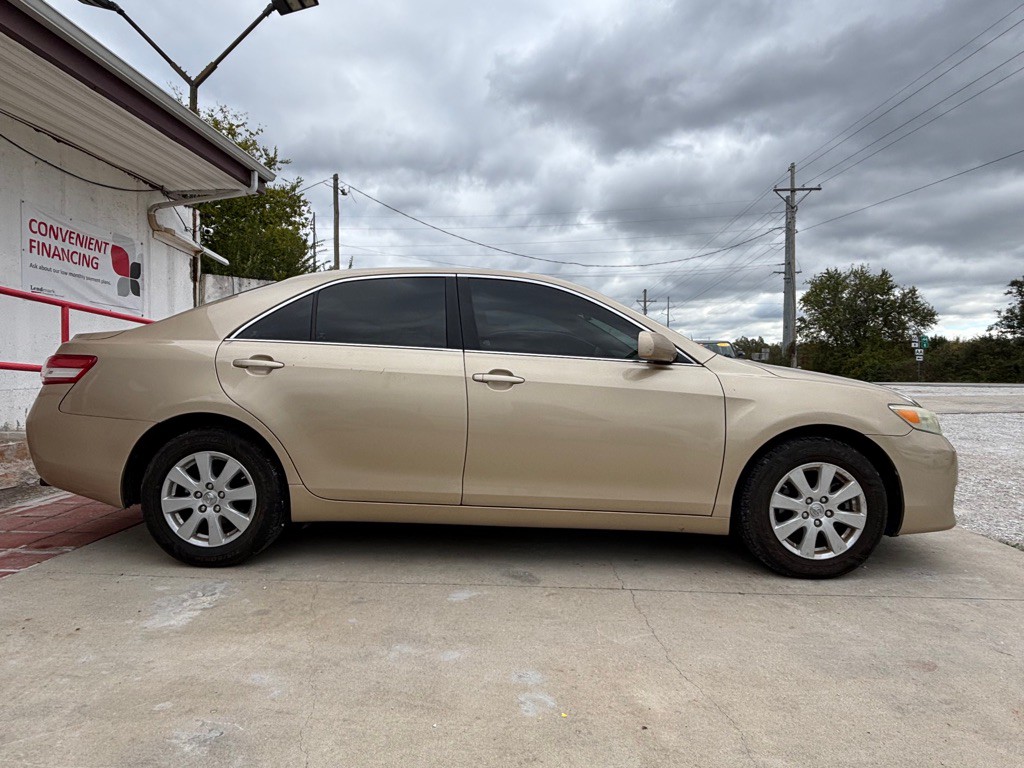 2011 Toyota Camry Image 2