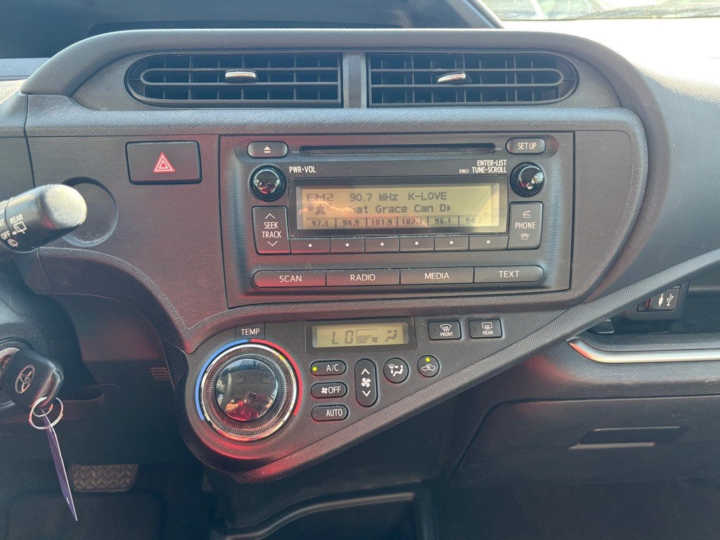 2014 Toyota Prius Image 16