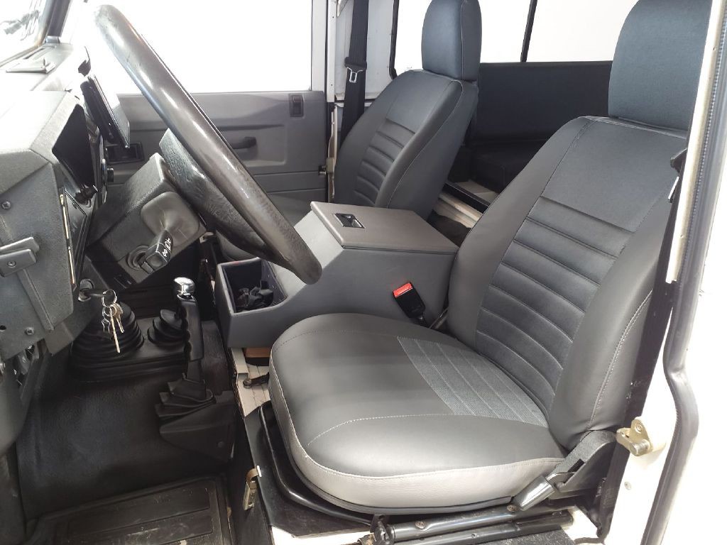 1998 Land Rover Defender Image 7