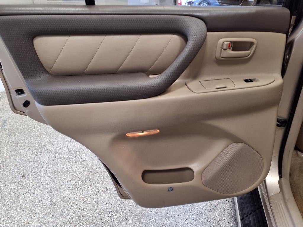 2003 Toyota Land Cruiser Image 9