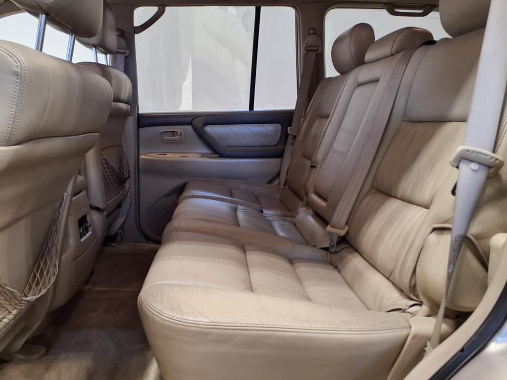 2003 Toyota Land Cruiser Image 10