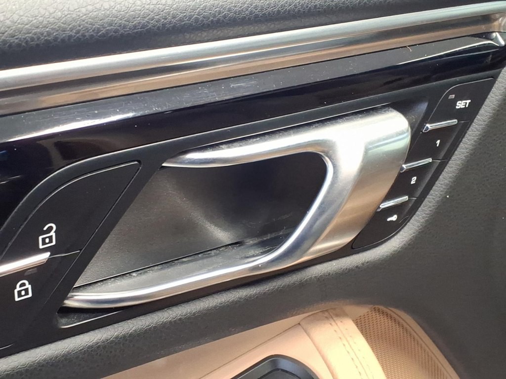 2022 Porsche Macan Image 9