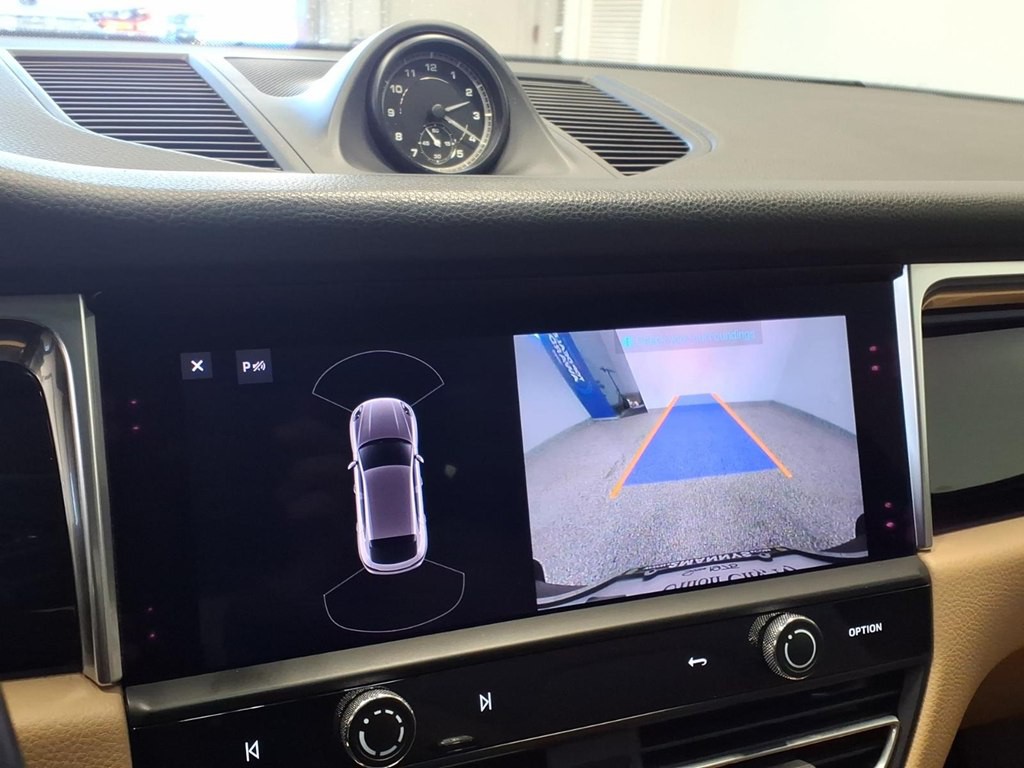 2022 Porsche Macan Image 15
