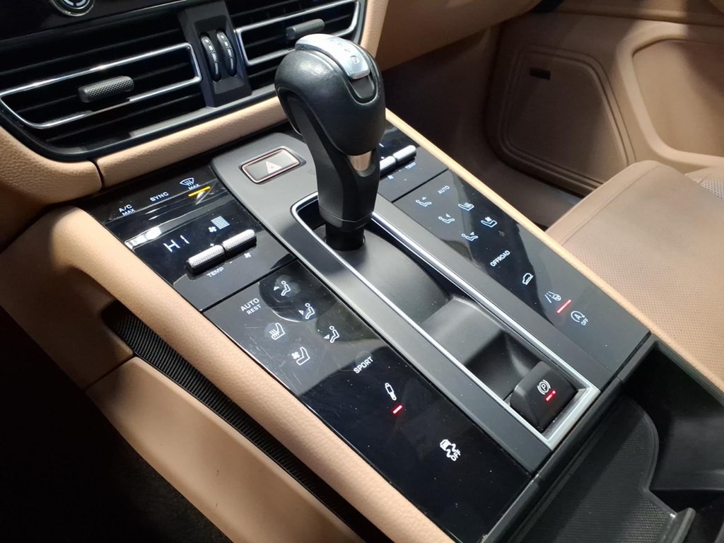 2022 Porsche Macan Image 16