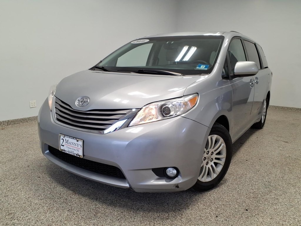 2016 Toyota Sienna Image 1