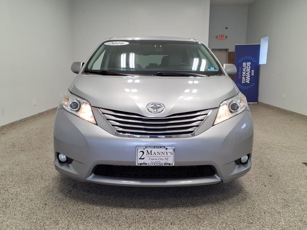 2016 Toyota Sienna Image 2