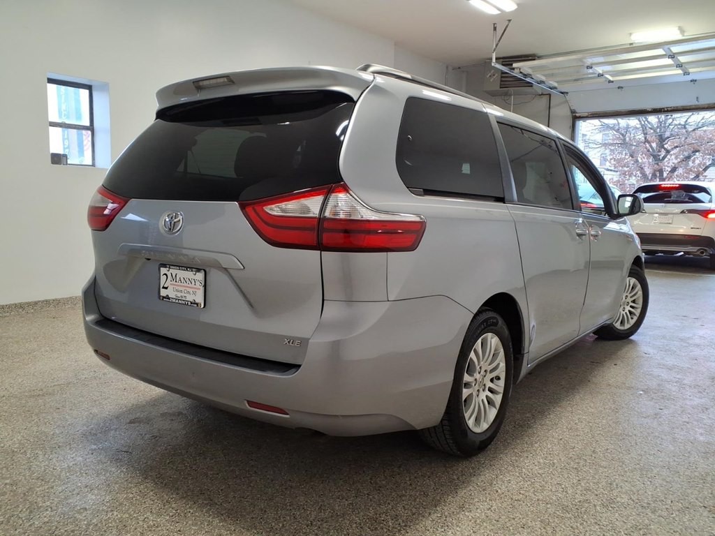 2016 Toyota Sienna Image 4