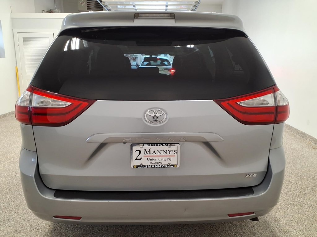 2016 Toyota Sienna Image 5