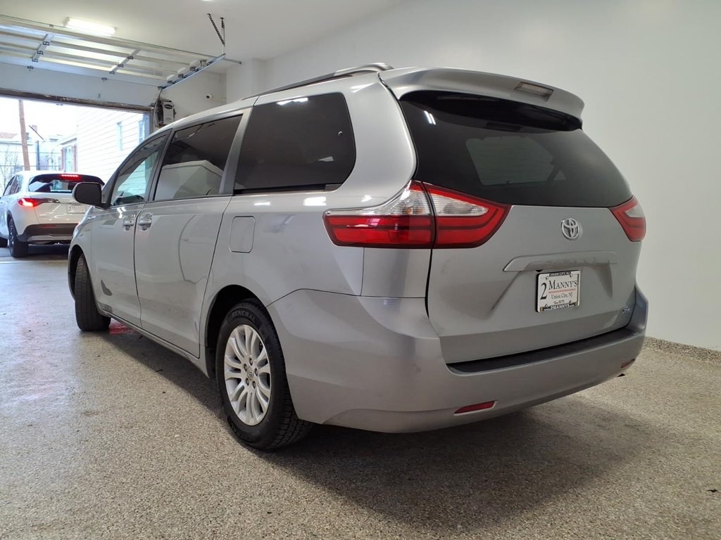 2016 Toyota Sienna Image 6