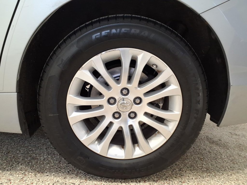 2016 Toyota Sienna Image 7