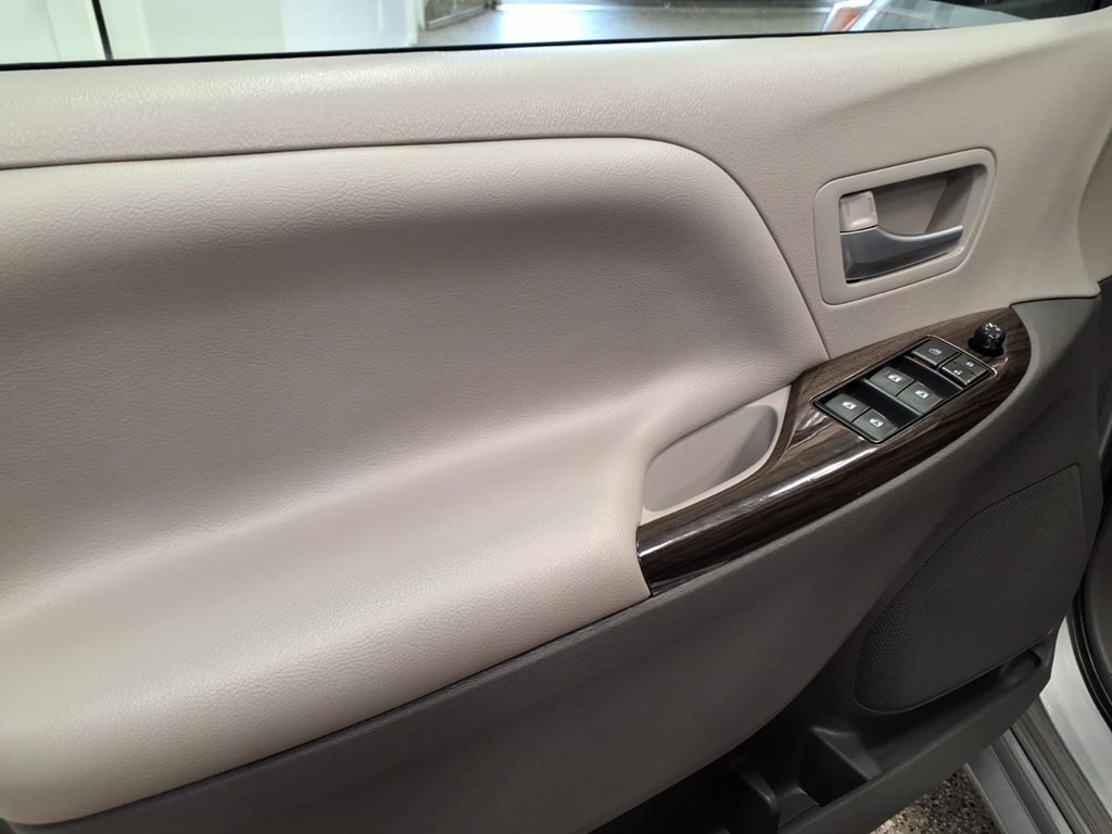 2016 Toyota Sienna Image 8