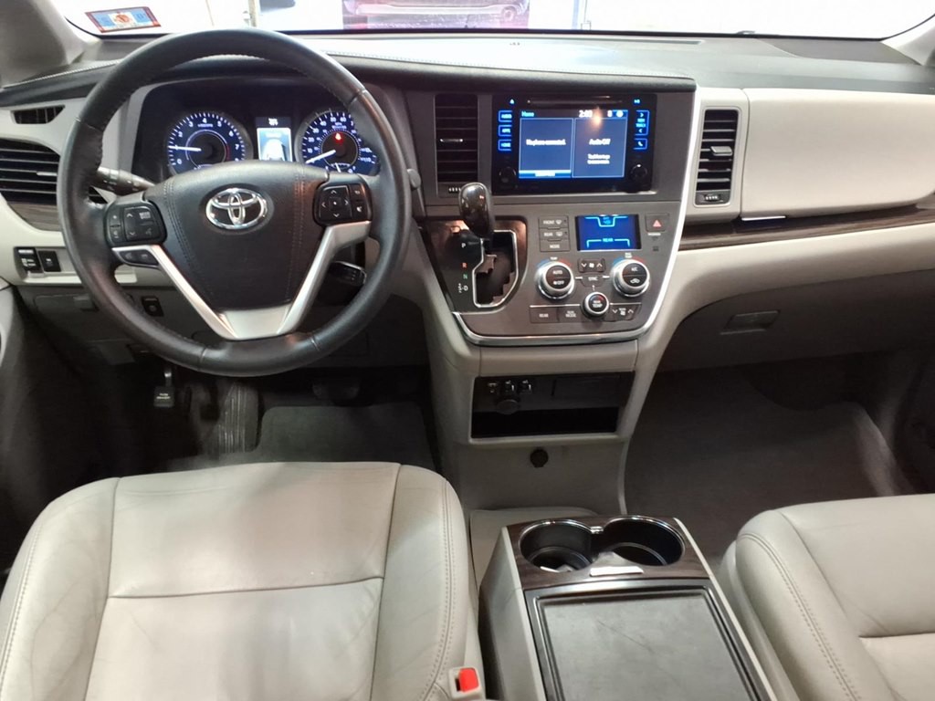 2016 Toyota Sienna Image 9