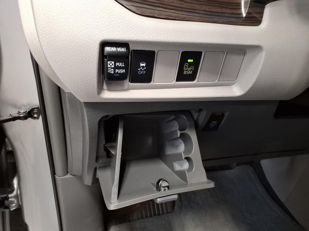 2016 Toyota Sienna Image 10