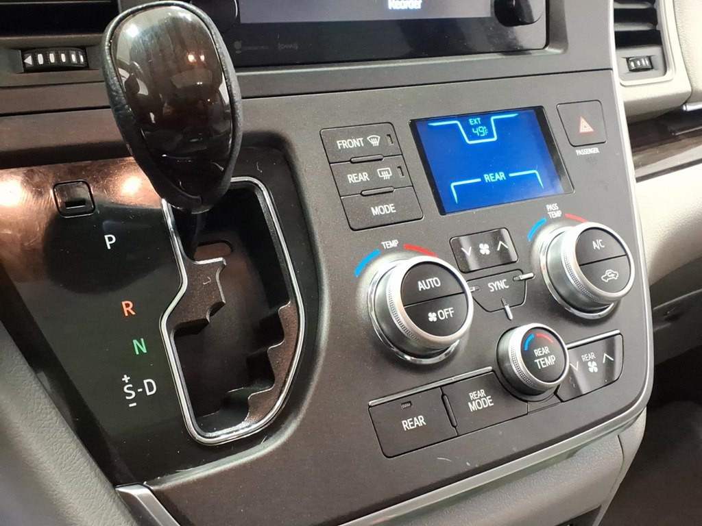 2016 Toyota Sienna Image 15