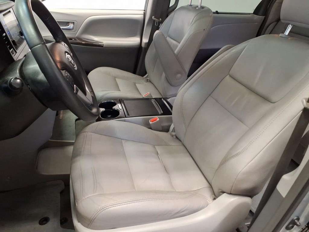 2016 Toyota Sienna Image 17