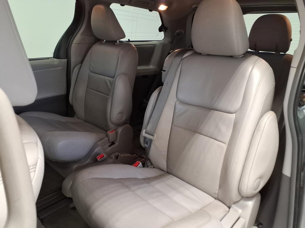 2016 Toyota Sienna Image 19