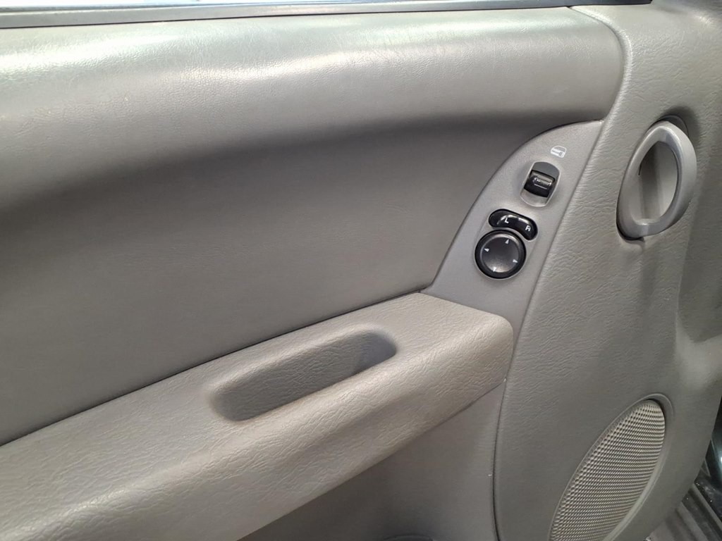 2005 Jeep Liberty Image 8