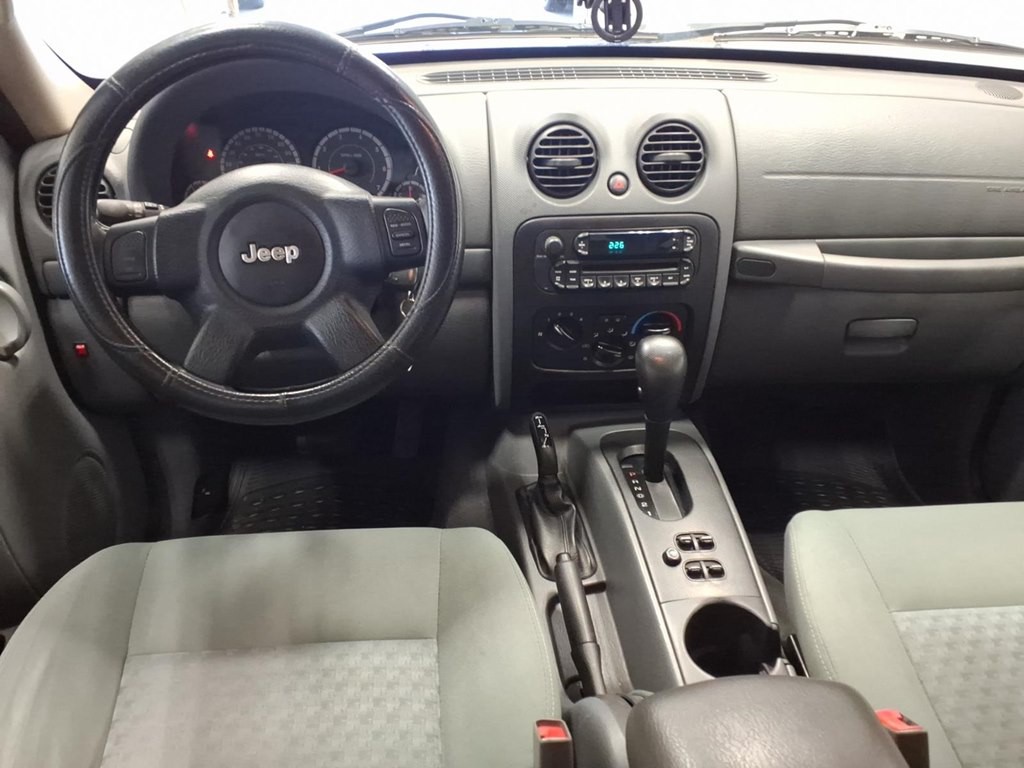 2005 Jeep Liberty Image 9