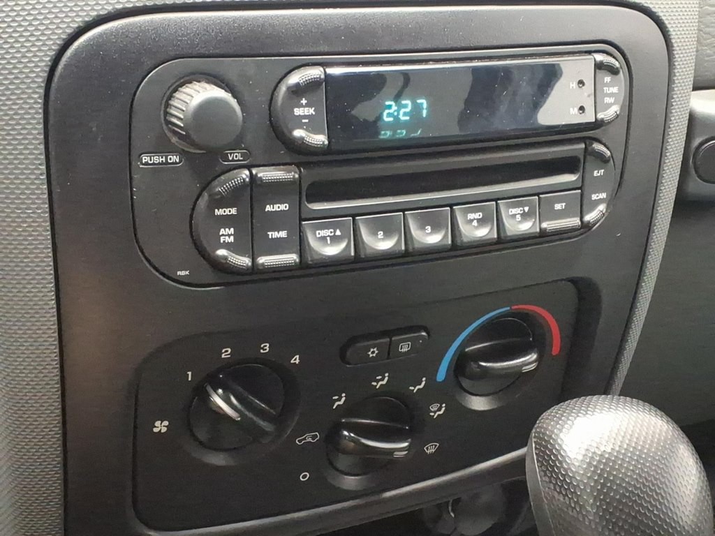 2005 Jeep Liberty Image 13