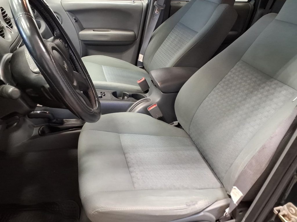 2005 Jeep Liberty Image 15