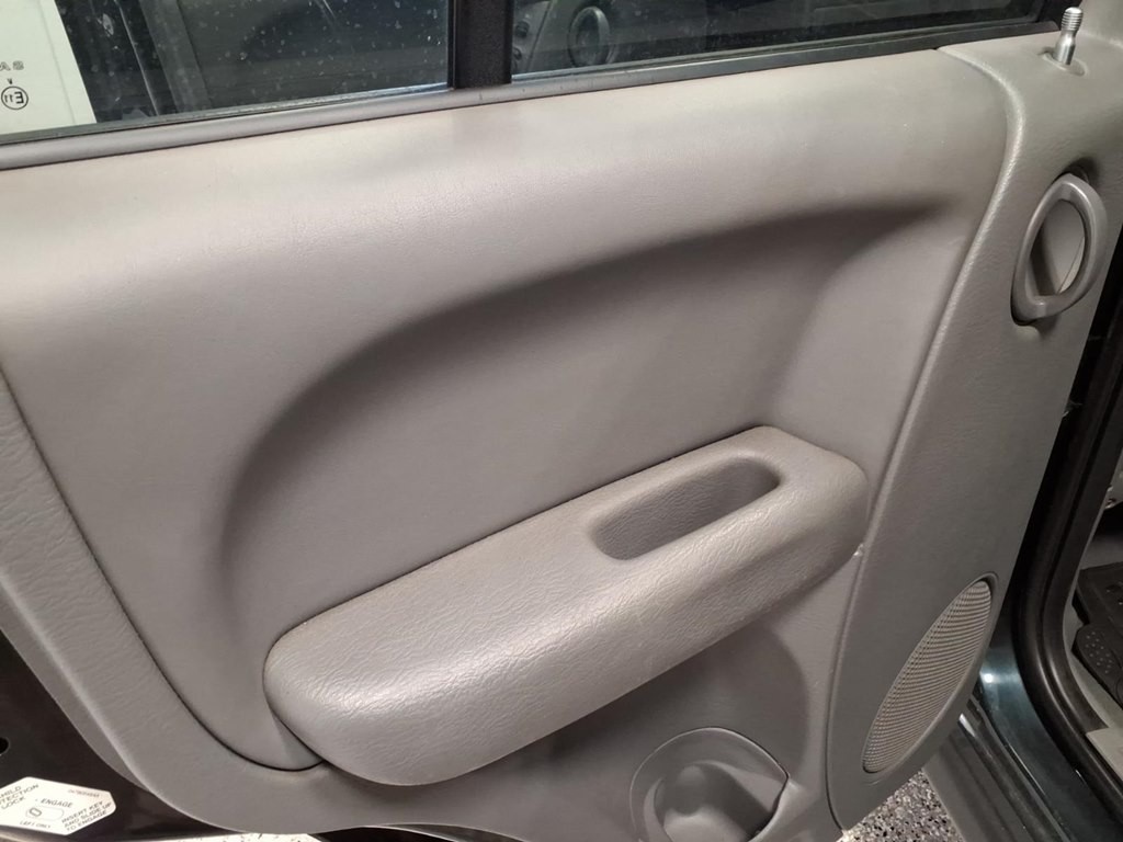 2005 Jeep Liberty Image 16