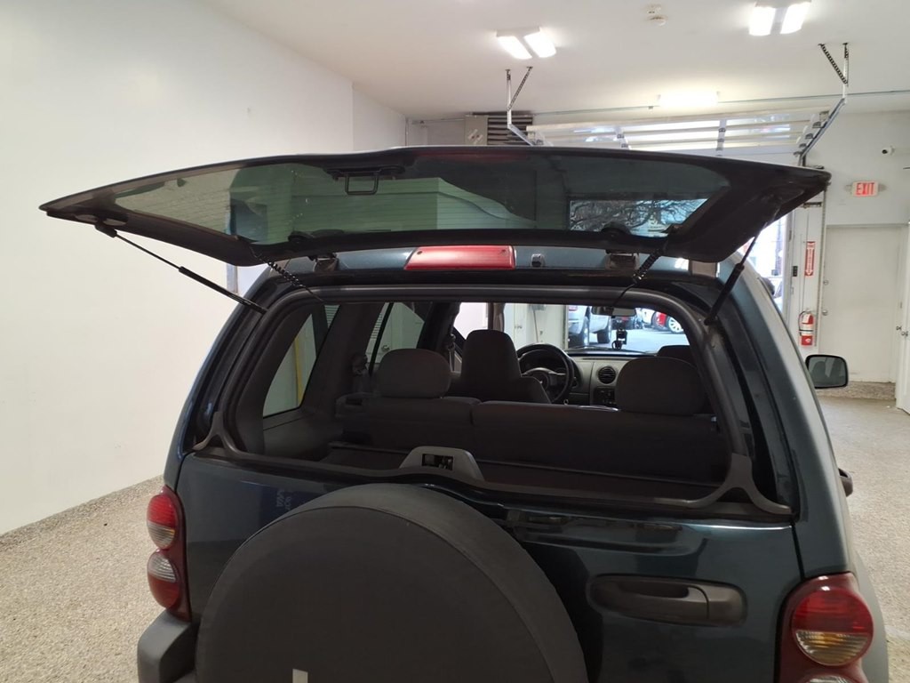 2005 Jeep Liberty Image 21